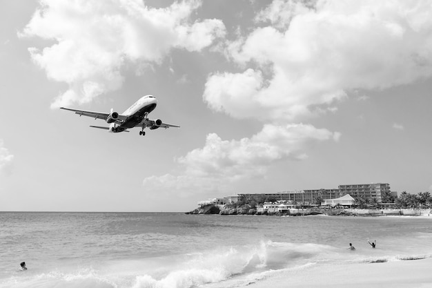 St Maarten Holandia 13 lutego 2016 plaża obserwować nisko latające samoloty lądujące w pobliżu plaży Maho na wyspie St Maarten na Karaibach