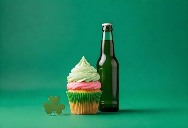 St Patrick's Day cupcake i piwo na zielonym tle