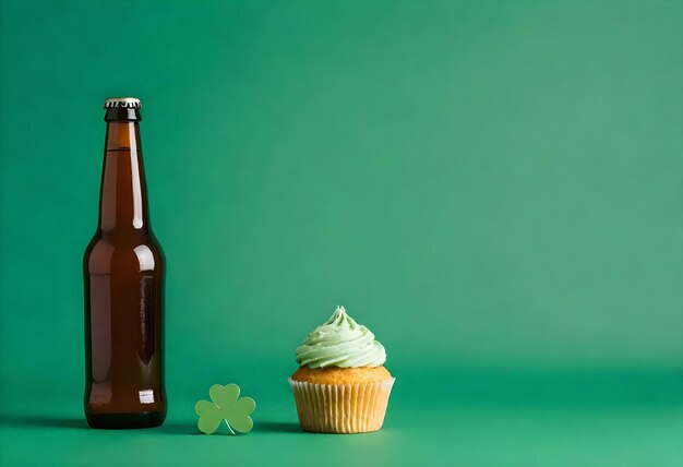 St Patrick's Day cupcake i piwo na zielonym tle