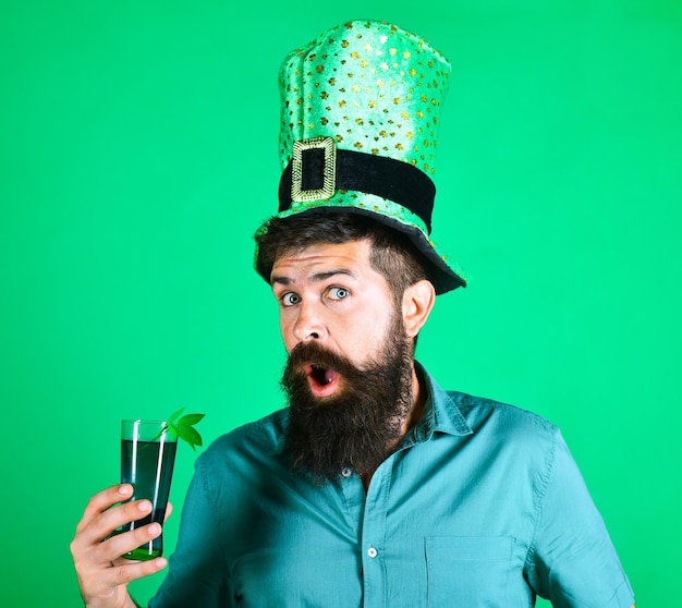 St patricks day brodaty mężczyzna w kapeluszu krasnoludka portret przestraszony mężczyzna koniczyna w piwie brodaty