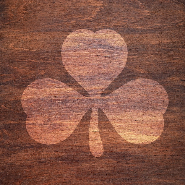 St Patricks Day Jasny punkt w postaci koniczyny na drewnianej powierzchni