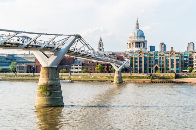 St Pauls Cathedral I Millennium Bridge O Zachodzie Słońca Krajobraz