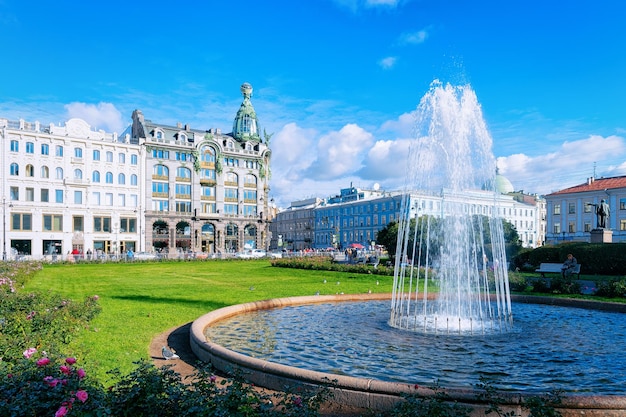 St Petersburg, Federacja Rosyjska - 11 października 2015: Fontanna w Soborze Kazańskim i Dom Zingera w Nevsky Prospect Avenue w Sankt Petersburgu, Rosja