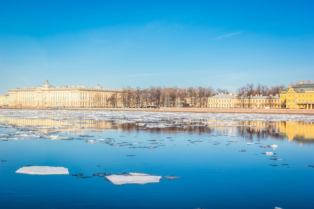 St. Petersburg granitowy bulwar, panoramiczny widok od Neva rzeki z wiosna lodu dryfem, święty Petersburg, Rosja.