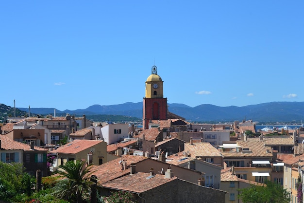 St Tropez dzielnica mieszkalna przeciwko niebu