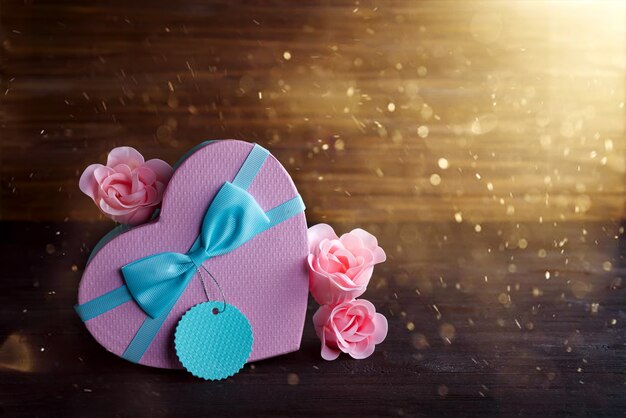 St valentine dnia pudełka serce i menchii róża na ciemnym drewnianym tle, kopii przestrzeń