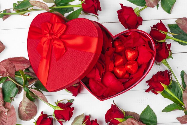 St, Walentynki, czerwone róże i pudełko na drewnianym stole