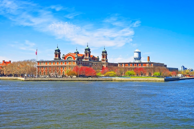 Stacja imigracyjna na Ellis Island, USA, w Upper Bay. Była to brama dla imigrantów, którzy przybyli na inspekcję imigrantów.