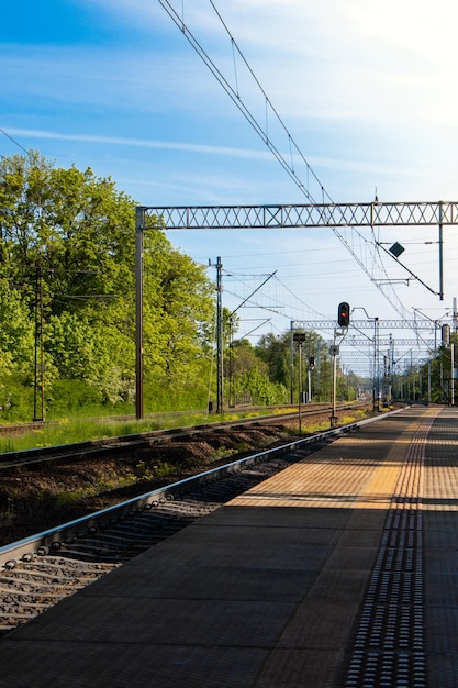 Stacja kolejowa Droga do przodu kolej dla pociągu Pusty tor kolejowy dla lokomotywy System transportu Tło natury wokół podróży