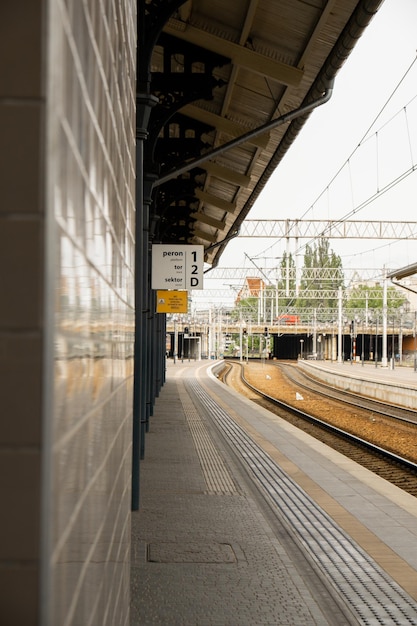 Stacja kolejowa Droga do przodu kolej dla pociągu Pusty tor kolejowy dla lokomotywy System transportu Tło natury wokół podróży