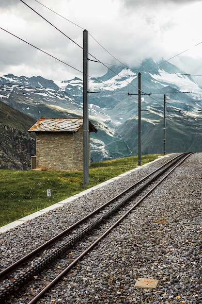 Stacja kolejowa w górach Zermatt Alpy Szwajcarskie przygoda w Szwajcarii krajobraz z chmurami