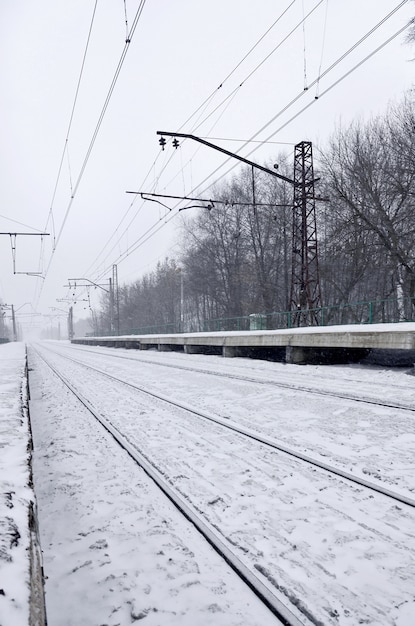 Stacja kolejowa w śnieżycy zimy