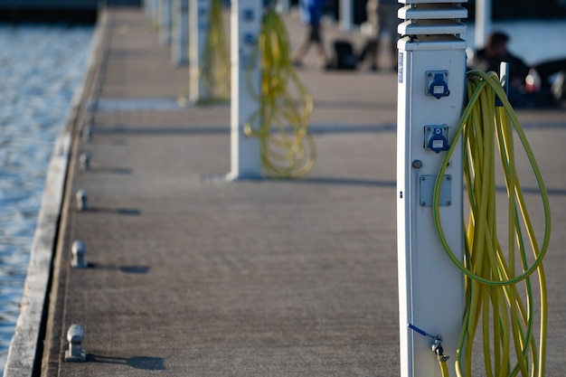 Zdjęcie stacja ładowania łodzi gniazdka elektryczne do ładowania żaglówek w pustym porcie mariny