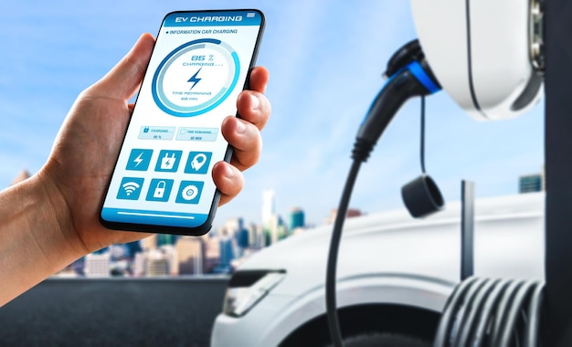Stacja ładująca EV do samochodu elektrycznego z aplikacją mobilną wyświetlającą stan ładowarki
