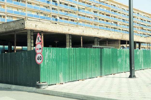 Stacja metra w budowie Plac budowy otoczony zielonym cynkowym płotem