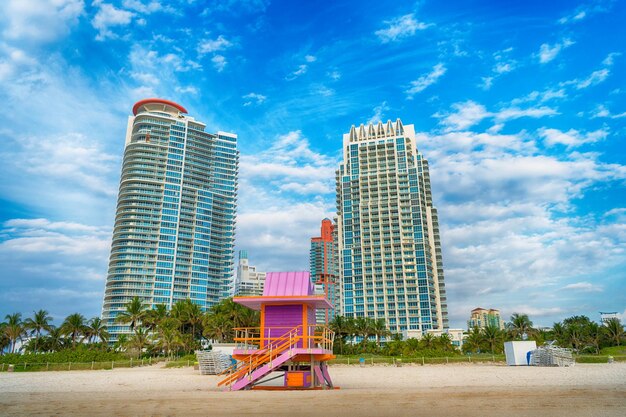 Stacja patrolowa ratownika na plaży w Miami z drapaczami chmur