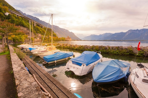 Zdjęcie stacja żeglugowa montreux marina i jezioro szwajcarskie