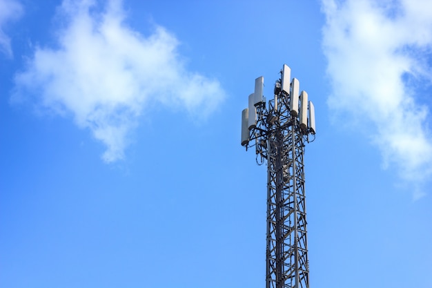 Stacje przekaźnikowe lub wieża telekomunikacyjna w błękitne niebo
