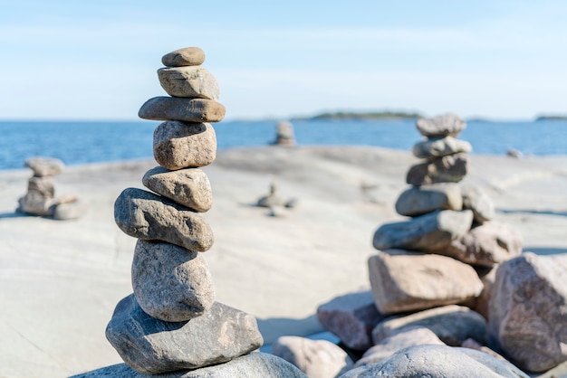 Zdjęcie stacked rocks równoważenie, układanie z precyzją. kamienna wieża na brzegu. skopiuj miejsce