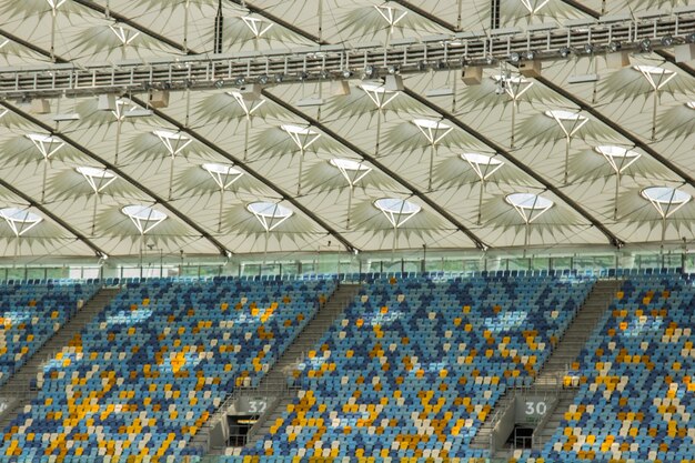 Zdjęcie stadion piłkarski wewnątrz widoku boisko piłkarskie puste stoi tłum fanów dach przeciwko niebu
