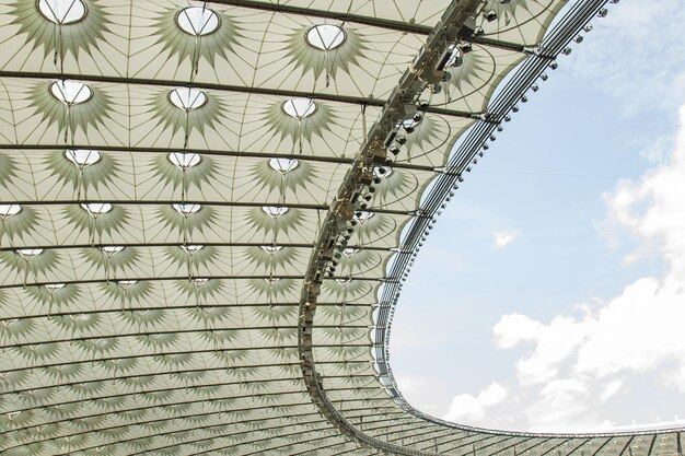 Stadion piłkarski wewnątrz widoku puste boisko do piłki nożnej stoi tłum fanów na dachu na tle nieba