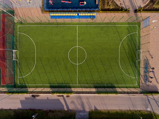 Stadion piłkarski zielony. Widok z lotu ptaka