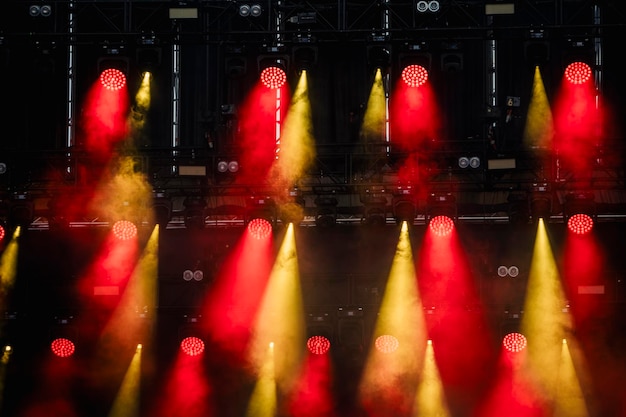 Stage Strobe Lights na koncercie lub festiwalu muzycznym. Wysokiej jakości zdjęcie