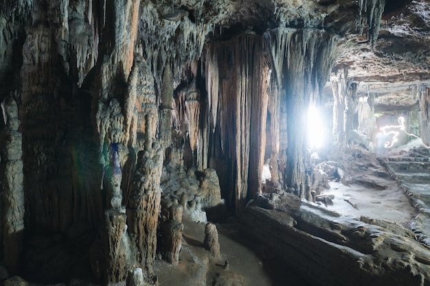 Zdjęcie stalactyt i stalagmit w jaskini tham lay khao kob w trang w tajlandii