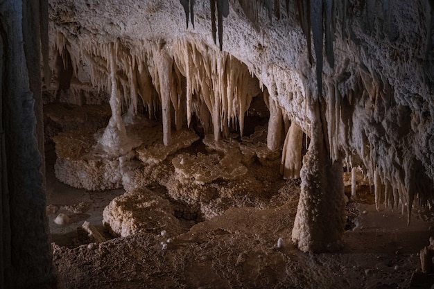 Stalagmity i stalaktyty w grocie