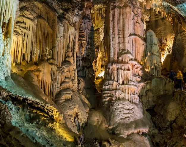 Stalaktyty I Stalagmity Pod Ziemią W Systemie Jaskiń W Postojna