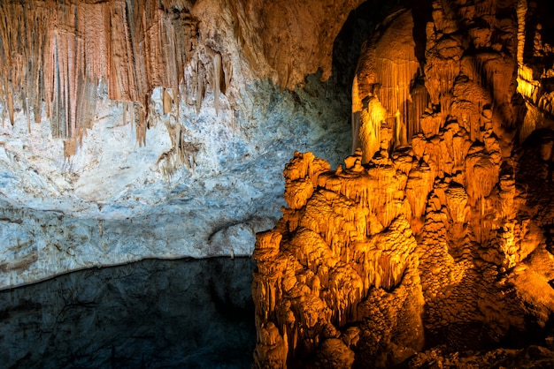 Stalaktyty i stalagmity w jaskini