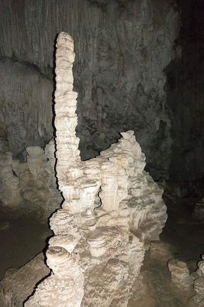 Stalaktyty i stalagmity w jaskini