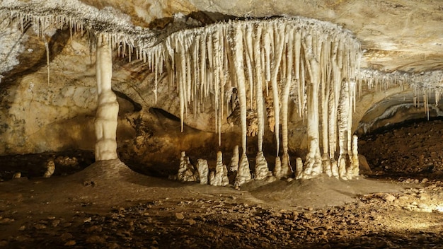 Stalaktyty i stalagmity w jaskiniach Jenolan