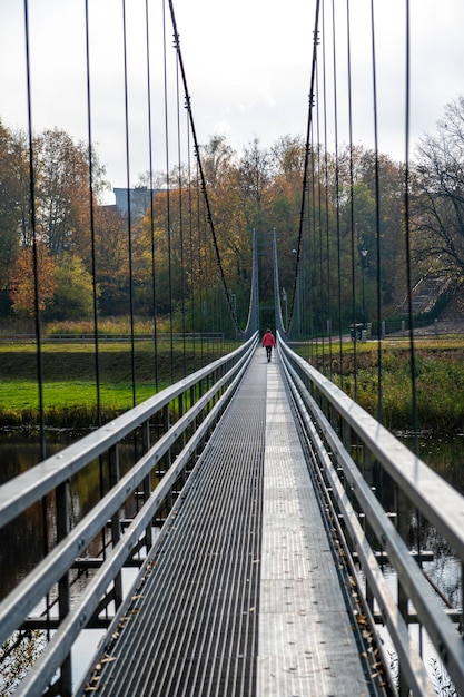 Stalowa kładka wisząca nad rzeką Musą