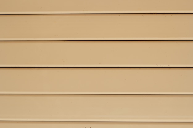 Stalowa ściana pomalowana na jasnobrązowy kolor