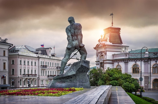 Stalowe kajdany na pomniku Musa Jalila i Muzeum Narodowego Tatarstanu w Kazaniu