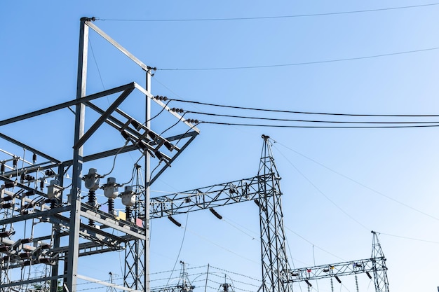 Zdjęcie stalowe słupy i linie elektryczne w elektrowni wysokiego napięcia