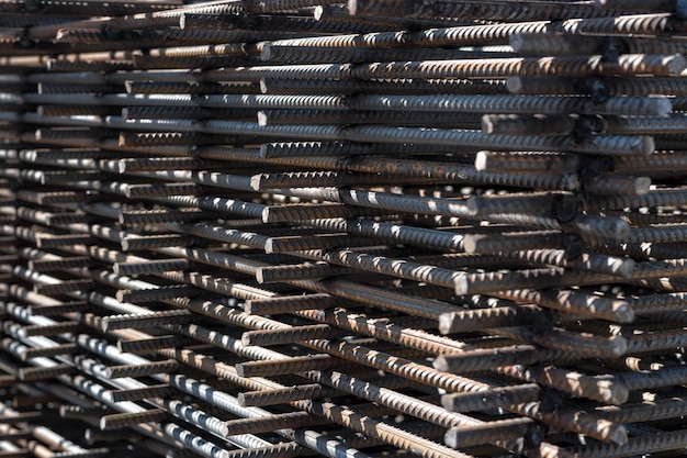 Stalowy drut żelazny w fabryce Wzmacniająca metalowa siatka żelazna siatka Tło przemysłowe