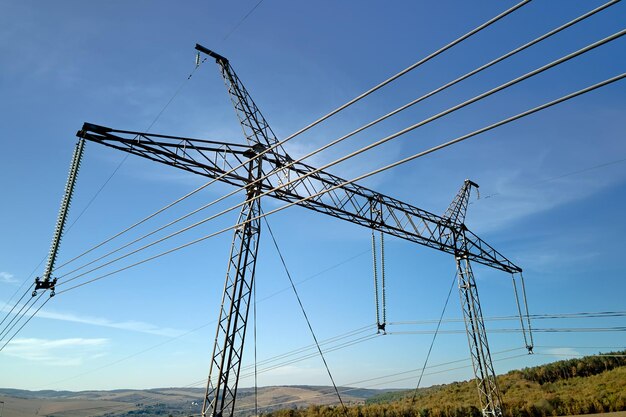 Stalowy filar z liniami elektrycznymi wysokiego napięcia dostarczającymi energię elektryczną za pośrednictwem przewodów kablowych na duże odległości