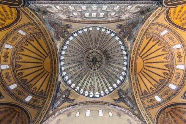 Zdjęcie stambuł, turcja - 06 września 2014: hagia sophia wnętrze na 06 września 2014 w stambule, turcja. hagia sophia to największy zabytek kultury bizantyjskiej.