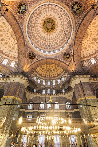 Stambuł, Turcja - 06 Września 2014: Wnętrze Nowego Meczetu (yeni Cami) Pierwotnie Nazwane Meczetem Valide Sultan W Dniu 06 Września 2014 Roku W Stambule, Turcja.