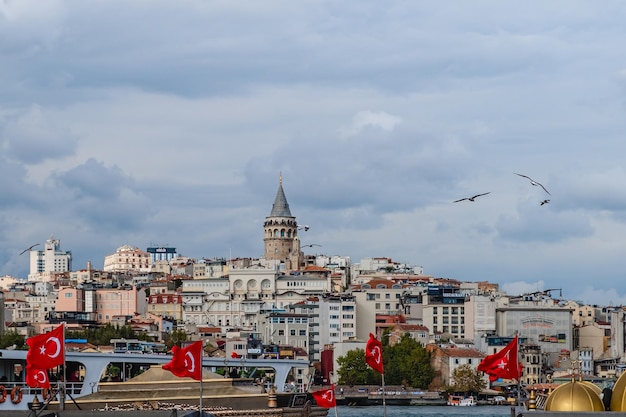 Stambuł Turcja 1 października 2021 Krajobraz Karakoy Stambuł z parowcami Galata Tower