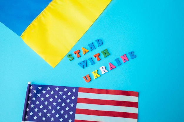 Stań z ukraińskim hasłem flagi ukraińskie i amerykańskie podczas inwazji wojennej na ukrainę