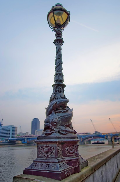 Standard lampy Dolphin na Thames Embankment w Londynie w Anglii. Lampa posiada dekorację w postaci dwóch delfinów lub jesiotrów.