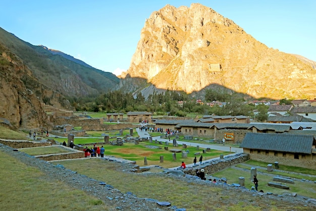 Stanowisko Archeologiczne Ollantaytambo Z Górą Pinkuylluna W Prawym Peru