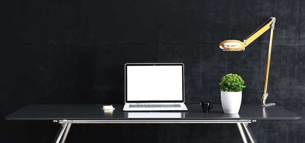 Stanowisko do pracy makieta ze stołem i rośliną laptop klawiatura mysz kubek naklejka lampa stołowa przednia czarna betonowa ściana renderowanie 3D