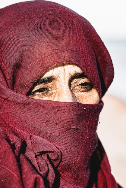 Stara arabska kobieta ubrana w czarny portret hidżabu z bliska, Egipt