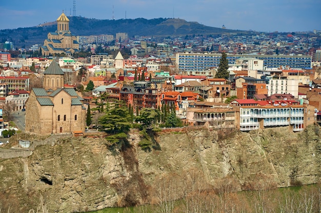 Stara Architektura Tbilisi. Gęsta Zabudowa Budynku Mieszkalnego Na Klifie Nad Rzeką.