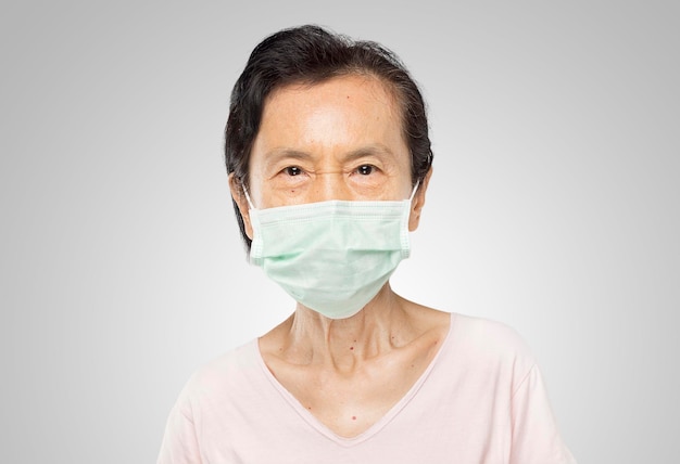 Stara azjatycka kobieta jest przeziębiona i nosi maskę wirusa, martwiąc się o covid19
