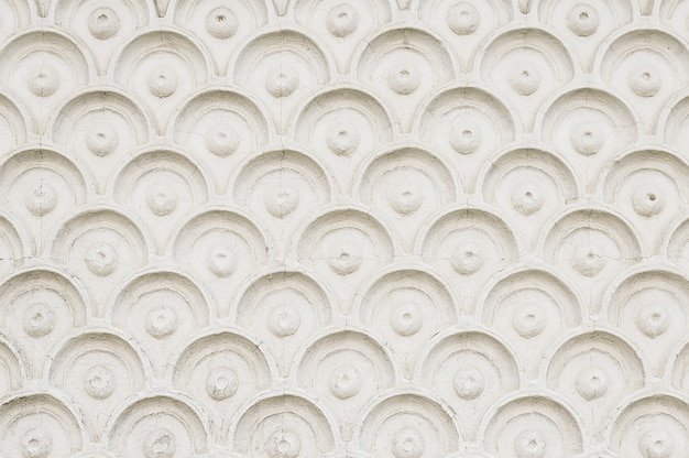 Stara biel ściana z deseniową tło teksturą